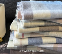 Hanlanzhi 100% wool plaid scarf winter new warm scarf for women to give as a gift to their girlfriends and girlfriends, with a high-end feel