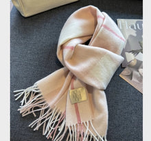 Hanlanzhi 100% wool plaid scarf winter new warm scarf for women to give as a gift to their girlfriends and girlfriends, with a high-end feel